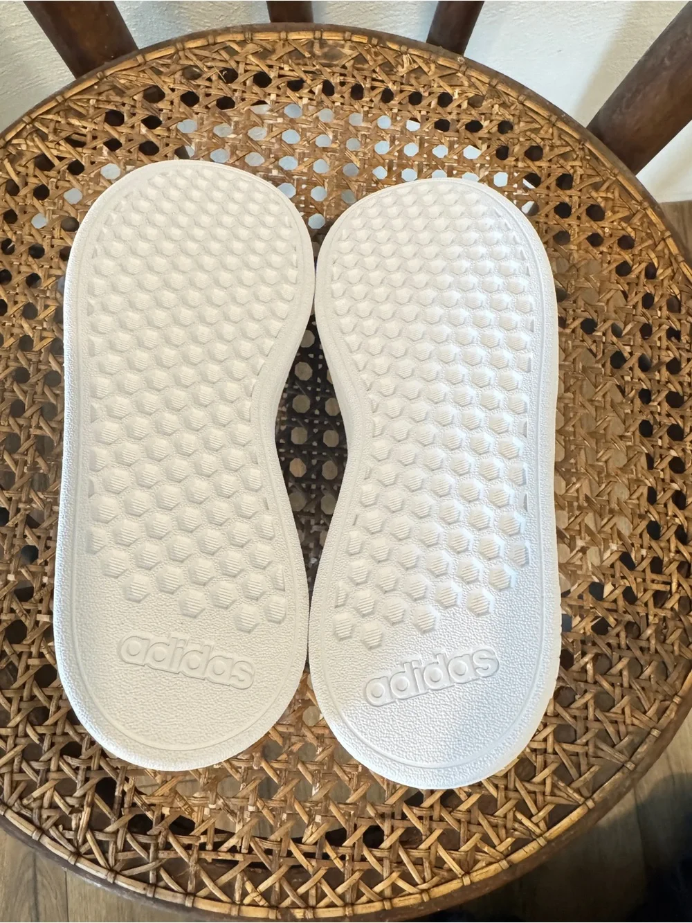 NWOB Adidas Grand Court 2.0 White Blue Red Gender Neutral Youth 2.5